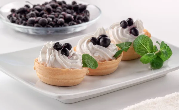 Homemade tartlets with cream cheese and fresh berries - currants and mint — Stock Photo, Image