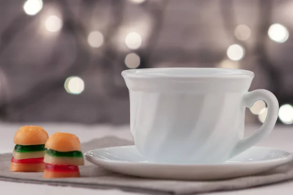 Чашка свежего ароматного кофе на столе с канапе из мармелада — стоковое фото