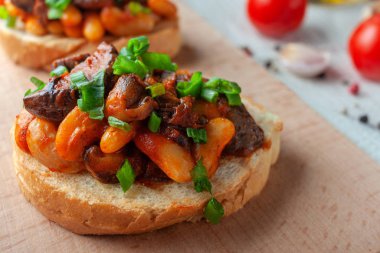 Tahtada fasulye ve mantarla