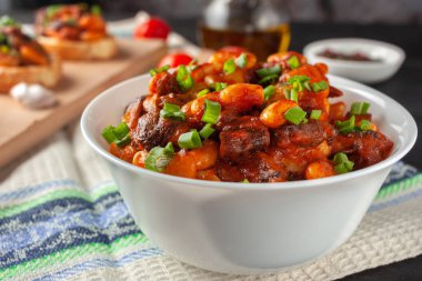 Mantarlı haşlanmış beyaz fasulye ve baharatlı soslu domates.