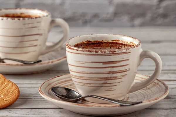 Две чашки ароматного кофе на старом белом деревянном столе . — стоковое фото