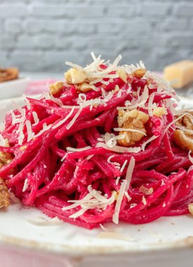 Pancar soslu, cevizli ve parmesanlı hafif bir spagetti.