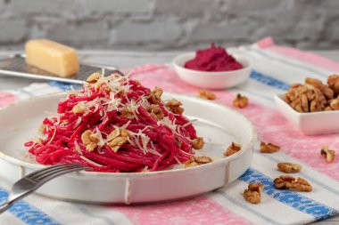 Pancar soslu, cevizli ve parmesanlı hafif bir spagetti.