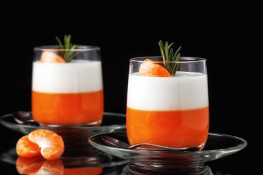 İtalyan tatlısı, mandalinalı Panna Cotta, jöle ve biberiye, ev yemeği. Boşluğu kopyala