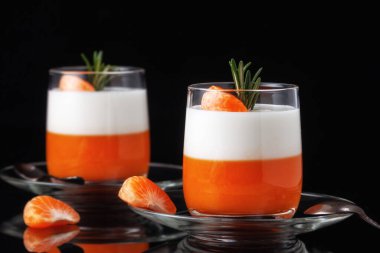 İtalyan tatlısı, mandalinalı Panna Cotta, jöle ve biberiye, ev yemeği. Boşluğu kopyala