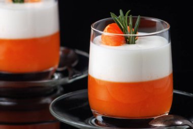 İtalyan tatlısı, mandalinalı Panna Cotta, jöle ve biberiye, ev yemeği. Boşluğu kopyala