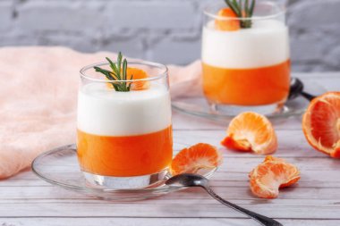 İtalyan tatlısı, mandalinalı Panna Cotta, jöle ve biberiye, ev yemeği. Boşluğu kopyala