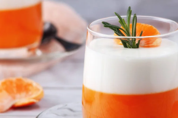 Italský Dezert Panna Cotta Mandarinkami Želé Rozmarýnem Domácí Kuchyně Kopírovat — Stock fotografie