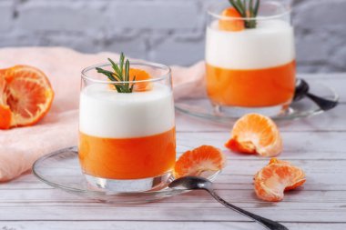 İtalyan tatlısı, mandalinalı Panna Cotta, jöle ve biberiye, ev yemeği. Boşluğu kopyala