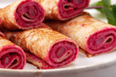 Pancar, peynir, makarna ve somon balıklı krep.