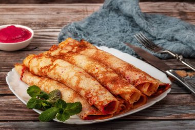 Pancar, peynir, makarna ve somon balıklı krep.