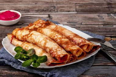 Pancar, peynir, makarna ve somon balıklı krep.