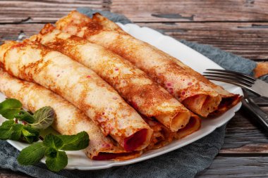 Pancar, peynirli makarna ve somonlu krep.