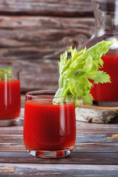 Glas tomatensap op een houten tafel, op houtondergrond, fris drankje — Stockfoto