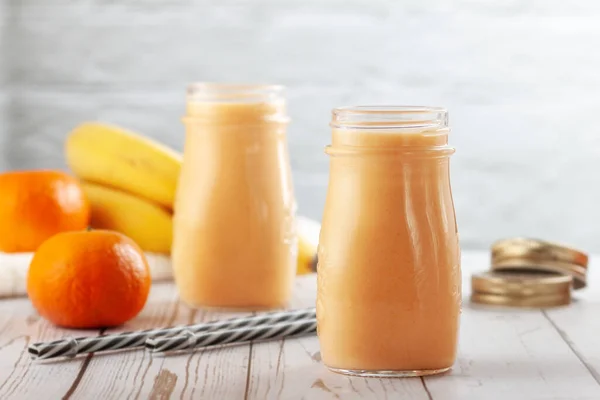 Sur Une Table Bois Bouteilles Trouve Smoothie Mandarine Banane — Photo