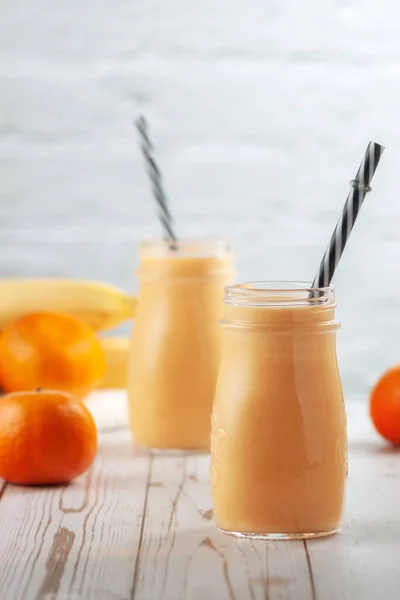 Sur Une Table Bois Bouteilles Trouve Smoothie Mandarine Banane — Photo