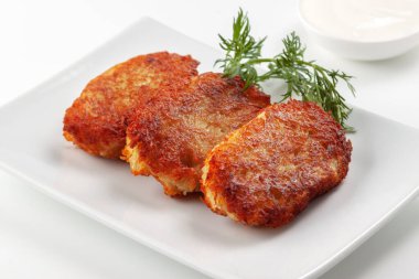 Ekşi krema ve dereotlu patatesli krep masasında.