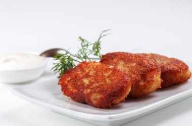 Ekşi krema ve dereotlu patatesli krep masasında.