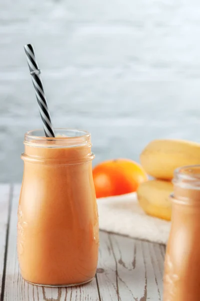 Sur Une Table Bois Bouteilles Trouve Smoothie Mandarine Banane — Photo