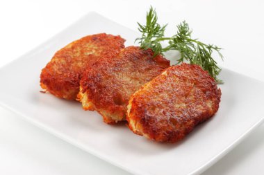 Ekşi krema ve dereotlu patatesli krep masasında.