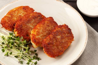 Tahta bir masada patates kremalı ve dereotlu krep.