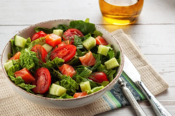 Lachssalat mit Spinat, Kirschtomaten, Maissalat, frischer Minze und Basilikum. Konzept für eine schmackhafte und gesunde Mahlzeit. — Stockfoto