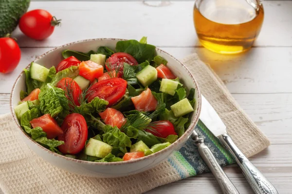 Konzept Für Eine Schmackhafte Und Gesunde Mahlzeit Lachssalat Mit Spinat — Stockfoto