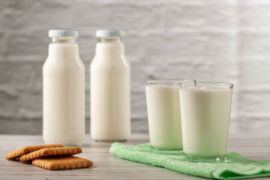 Ev yapımı kefir ya da probiyotik içeren yoğurt. Beyaz arka planda fotokopi alanı var. Yatay oryantasyon. Kefir Zayıflama Diyet Konsepti.