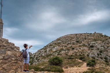 Arka planda Coll de la Creu de Santa Caterina (Saint Catherine Haçı Geçidi) ve Montgri Kalesi.
