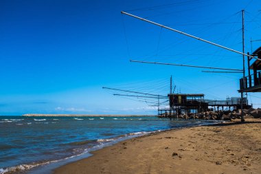 İtalya 'nın Abruzzo Bölgesi, Pescara Limanı' ndaki iskeleye yakın iki balıkçı Trabocchi 'sinin görüntüsüne bakıyorum..