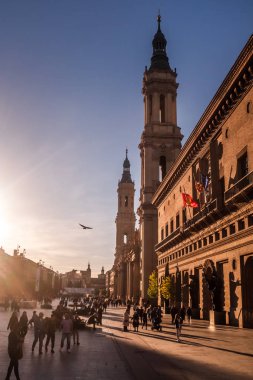 Zaragoza 'daki Plaza del Pilar Meydanı boyunca gün batımı yürüyüşü.