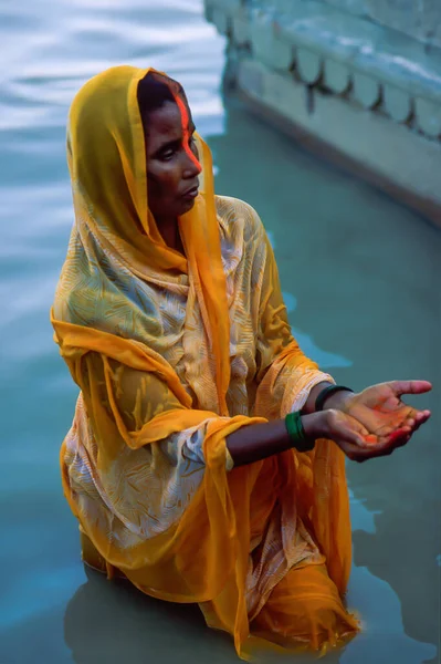 Devotee Woman Wearing Indian Traditional Veil Standing Waters Ganga River — Stock Photo, Image