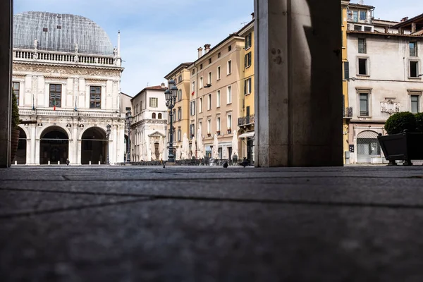 Zicht Straatniveau Een Ongewoon Leeg Italiaans Plein Zaterdagochtend Brescia Straten — Stockfoto