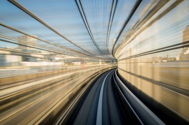Metro treni hareket ediyor.