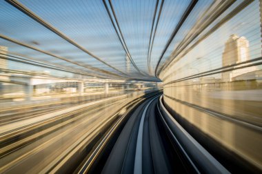 Metro treni hareket ediyor.