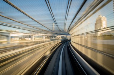 Metro treni hareket ediyor.