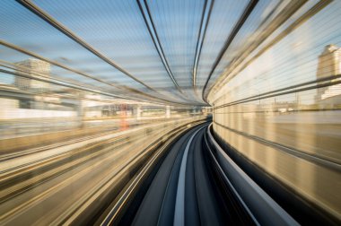 Metro treni hareket ediyor.