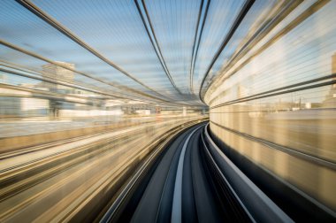 Metro treni hareket ediyor.