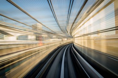 Metro treni hareket ediyor.