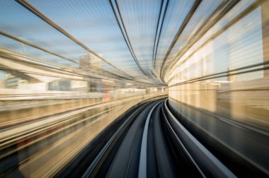 Metro treni hareket ediyor.