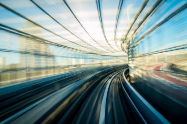 Metro treni hareket ediyor.