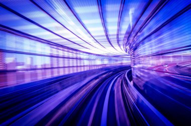 Metro treni hareket ediyor.