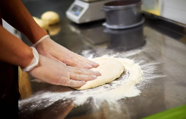 Bagaren Förbereder Pizzabudden Knådningsdeg För Bagare — Stockfoto