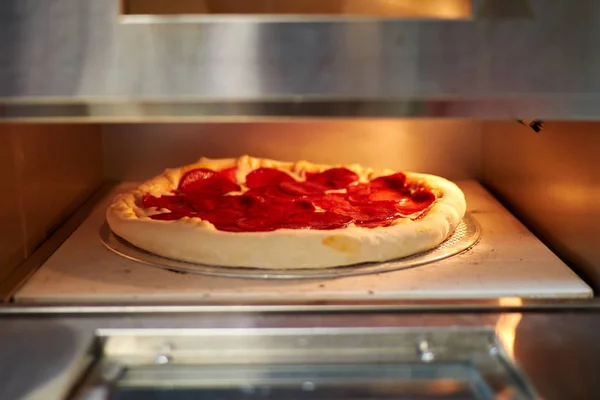 Preparing Pizza Restaurant Ready Toasted Oven Pizza — Stock Photo, Image