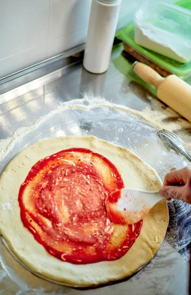 Mano Del Cocinero Panadero Haciendo Pizza Cocina Pizzería —  Fotos de Stock