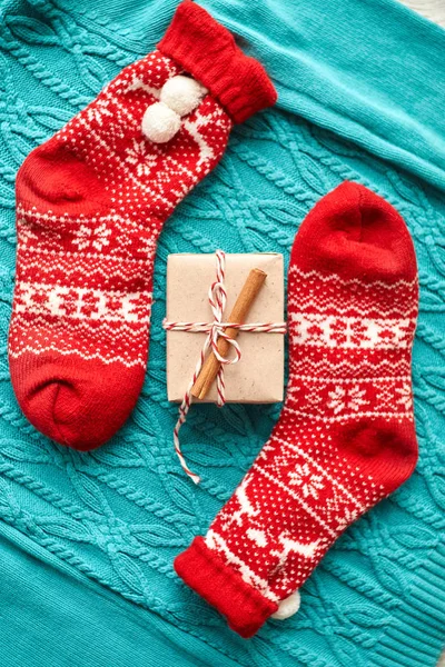 Composición Navideña Calcetines Rojos Con Regalo Suéter Punto Azul — Foto de Stock