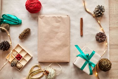 Hediye olarak kitap, el işi kağıda sarılıp kırmızı bir iple sarmalanır.