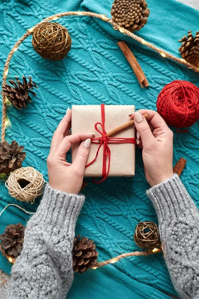 Manos Mujer Jersey Sosteniendo Caja Regalo Navidad Decorada Con Rama — Foto de Stock