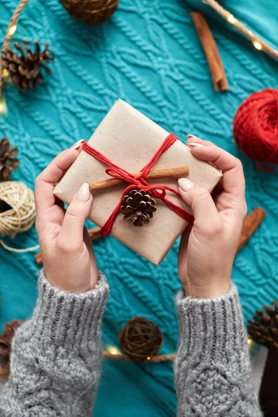 Una Joven Aspecto Europeo Lleva Sus Manos Regalo Año Nuevo — Foto de Stock