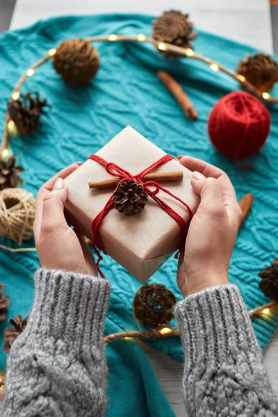 Una Joven Aspecto Europeo Lleva Sus Manos Regalo Año Nuevo — Foto de Stock